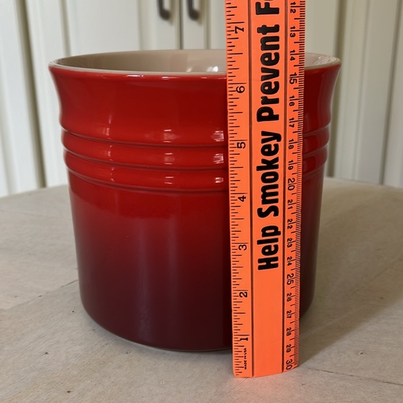Le Creuset 2.3L Large Untensil Crock Cerise Red NWT - Picture 5 of 6